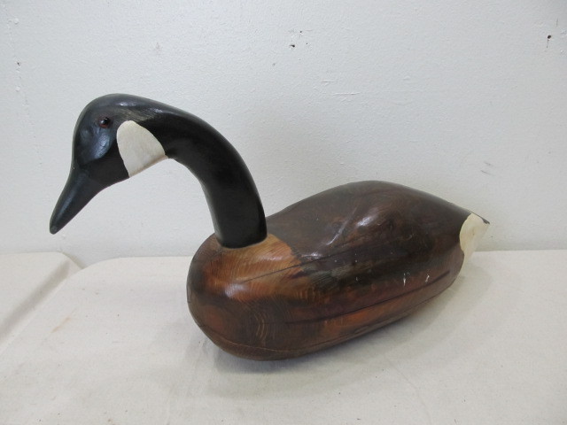 lot 10 image: Large vintage Carved Wood Canada Goose Decoy