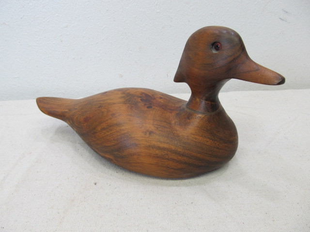 lot 14 image: Vintage Carved Burl Wood Duck Decoy