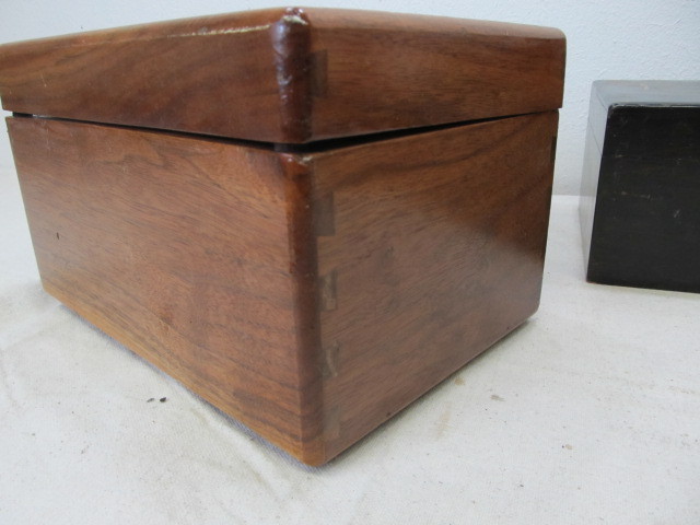 lot 21 image: 4 Vintage Dovetailed etc Wood BoxesHumidors