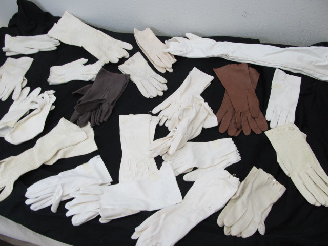 lot 7 image: Large Lot of Vintage Ladies Gloves