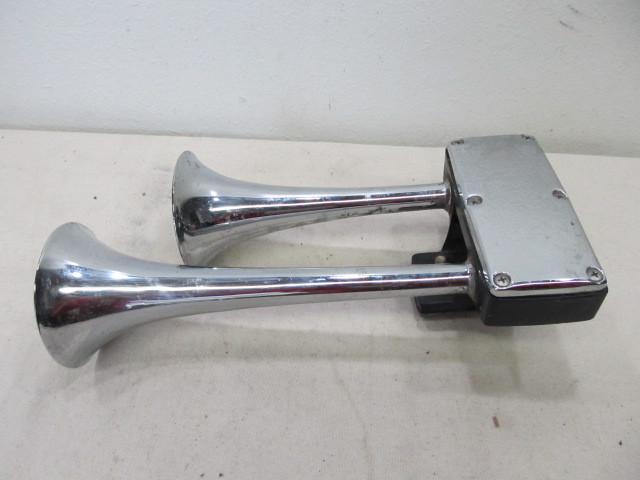 lot 49 image: Vintage Hadley Auto Horn