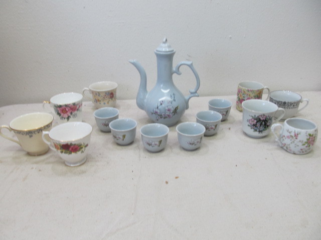 lot 67 image: Vintage Japanese Tea Set & Assorted Teacups