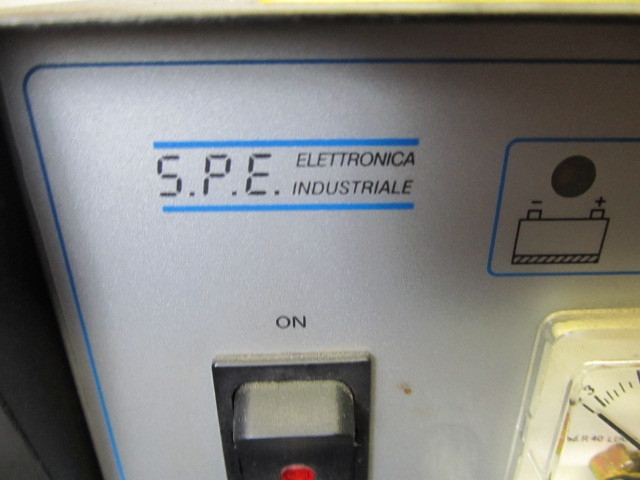 lot 90 image: Working Electronic Battery Charger