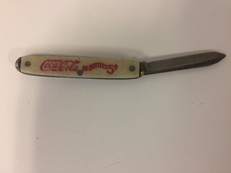 lot 9 image: Coca-Cola Knife - 1982 Worlds Fair