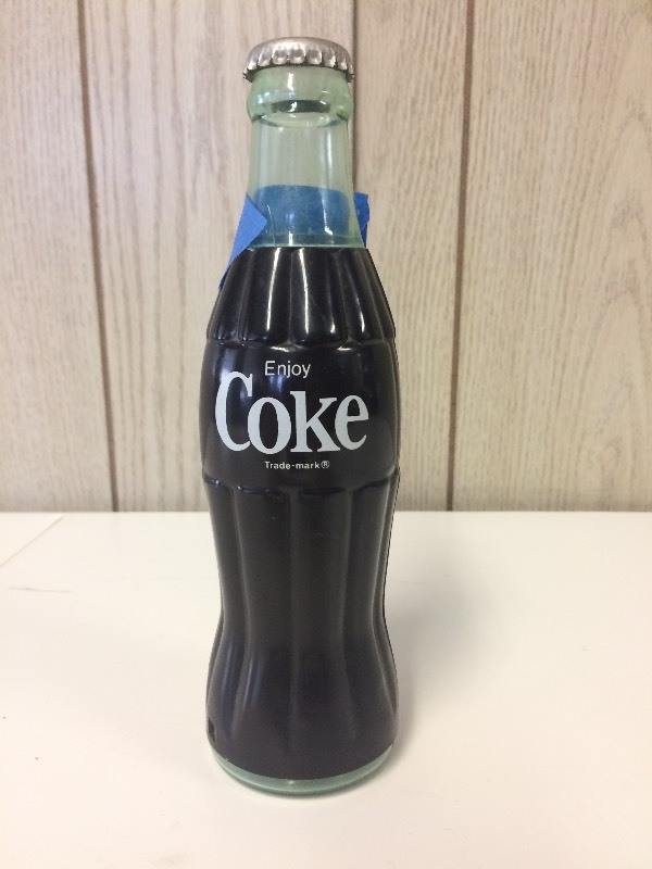 lot 10 image: Coca-Cola Bottle Radio