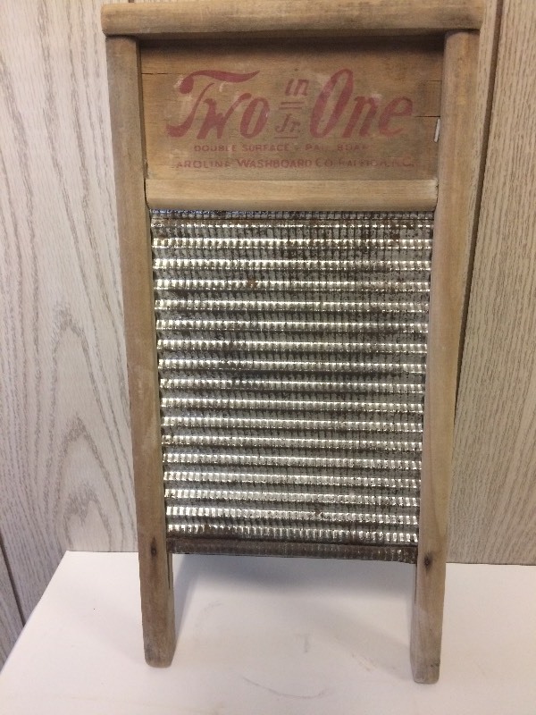 lot 22 image: Vintage Wash Board Two in One Jr
