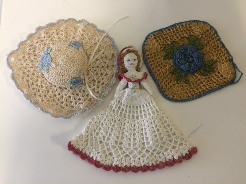 lot 35 image: 3 Vintage Crotcheted Pot Holders