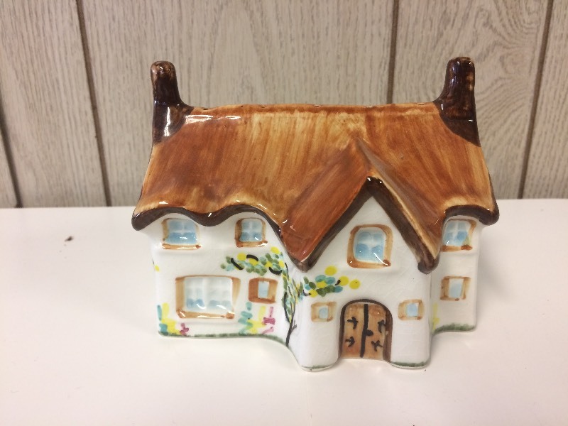 lot 38 image: Vintage Toni Raymond England Pottery Potpourri Cottage
