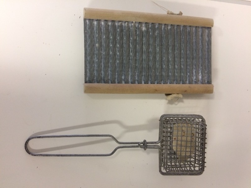 lot 43 image: Vintage Silk Wash Board & Soap HolderScrubber