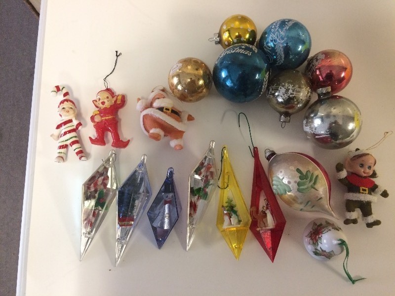 lot 53 image: 19 Vintage Christmas Ornaments