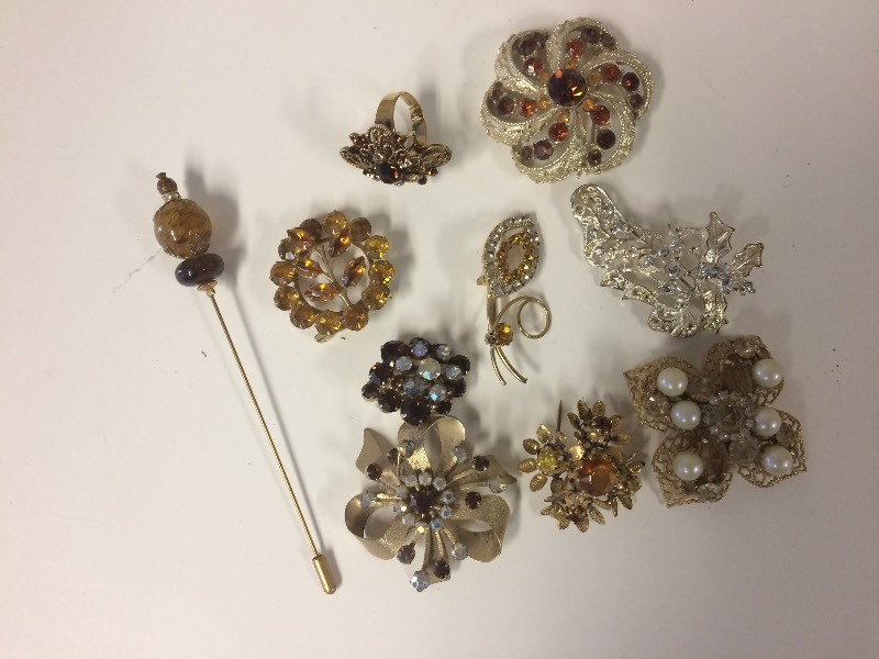 lot 62 image: Vintage Jewelry - Ring PinsBrooches
