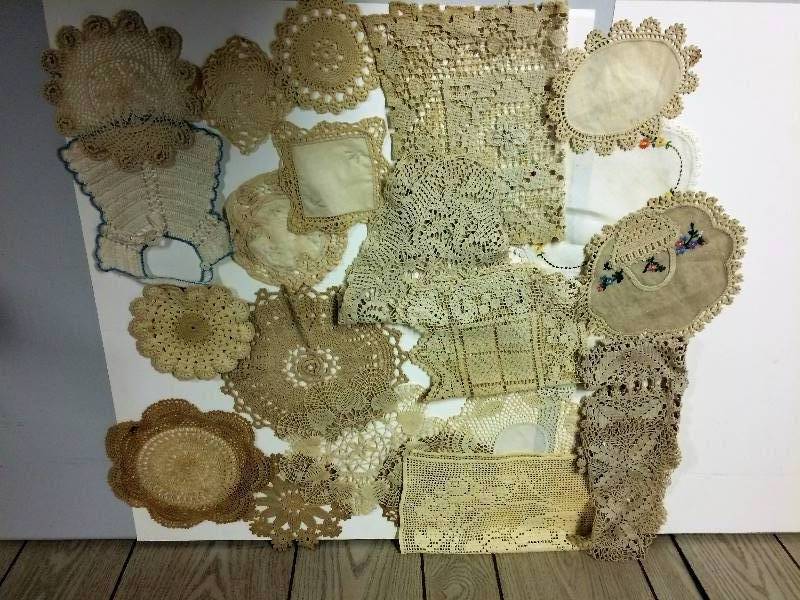 lot 81 image: 23 Vintage Doilies