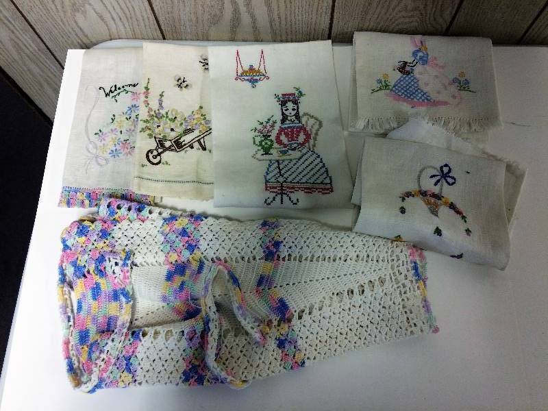 lot 82 image: 5 Vintage Embroidered Towels & Crotchetted Apron