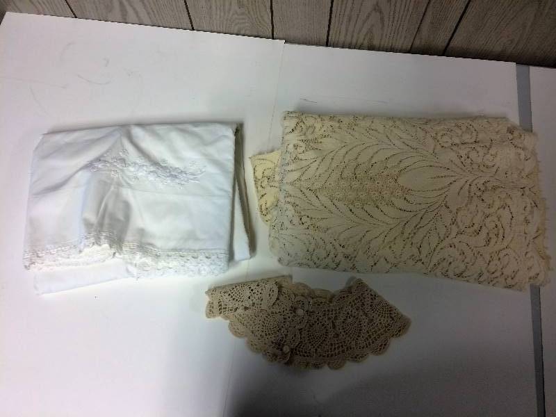 lot 86 image: Vintage Lace Tablecloth, Crotchetted Collar, Bedskirt