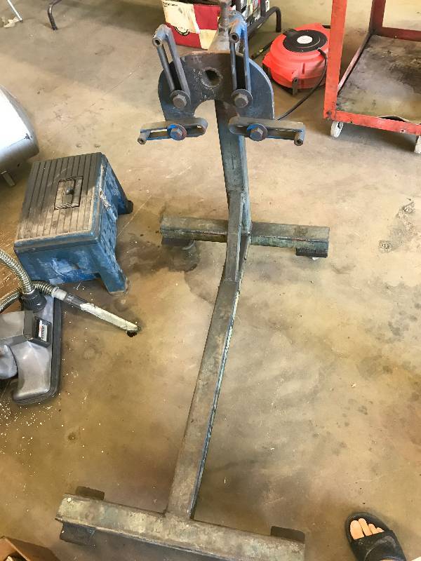 lot 33 image: Engine Stand