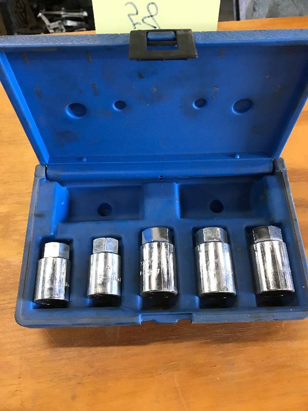 lot 58 image: Stud Extractor Set