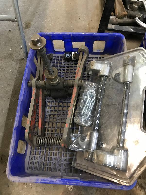 lot 108 image: Puller Tools