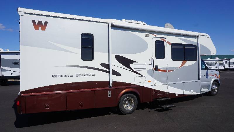 2005 Winnebago Minnie Winnie 30V Class C Motorhome wDouble Slide-out With Leveling Jacks