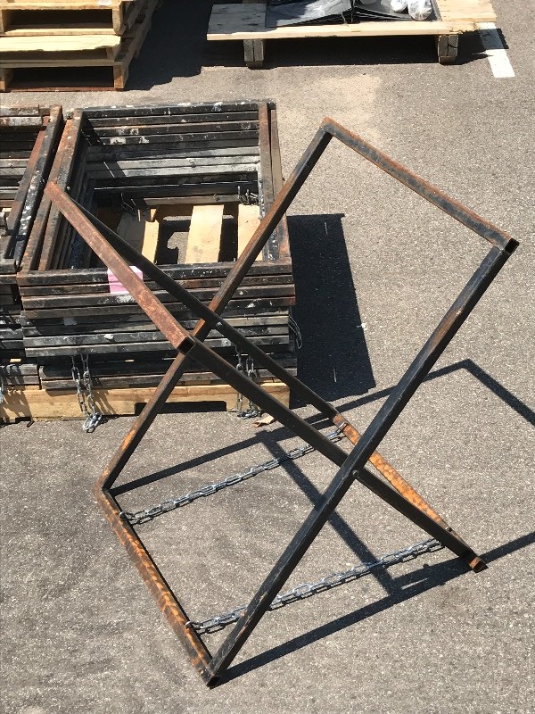 lot 11 image: Lot Of Mud Stands