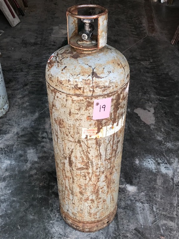 lot 19 image: (1) 100# LP Tank