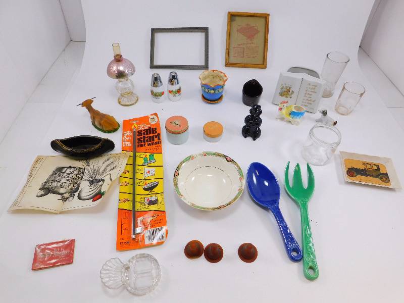 lot 9 image: Lot of antique and vintage items