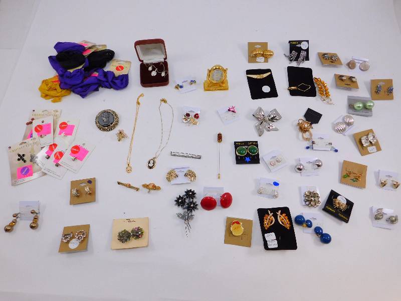 lot 13 image: Lot of Pins and Earrings