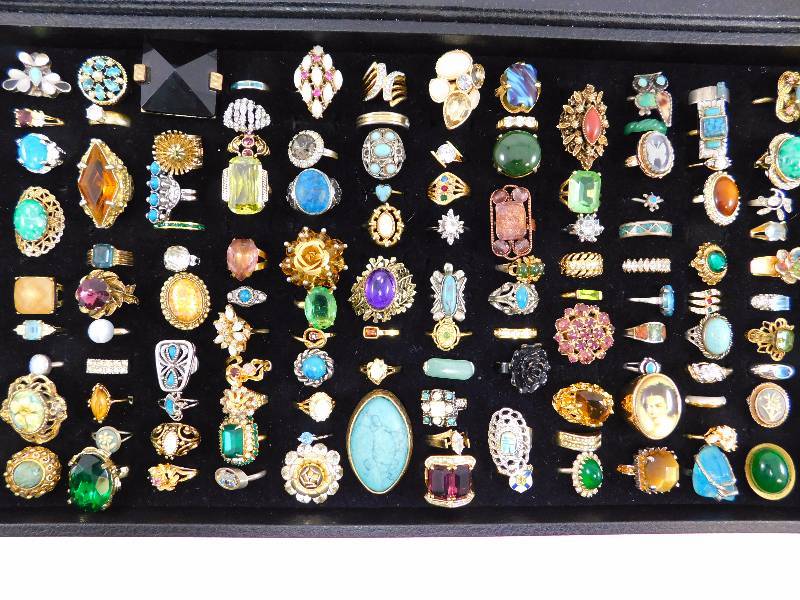 lot 14 image: 120 Rings wDisplay Case