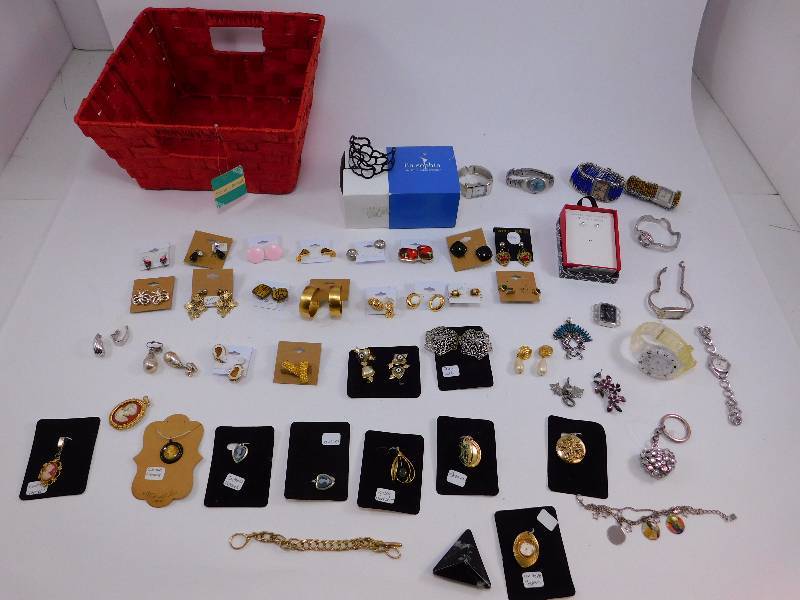 lot 15 image: Lot of various jewelry