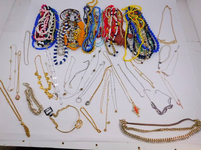 lot 20 image: Lot of necklaces