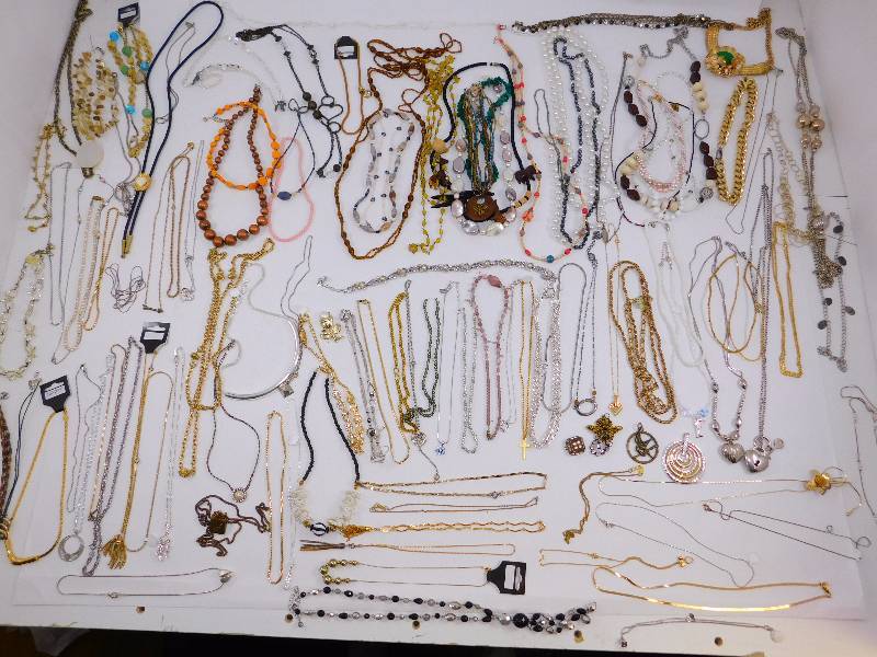 lot 21 image: Lot of necklaces