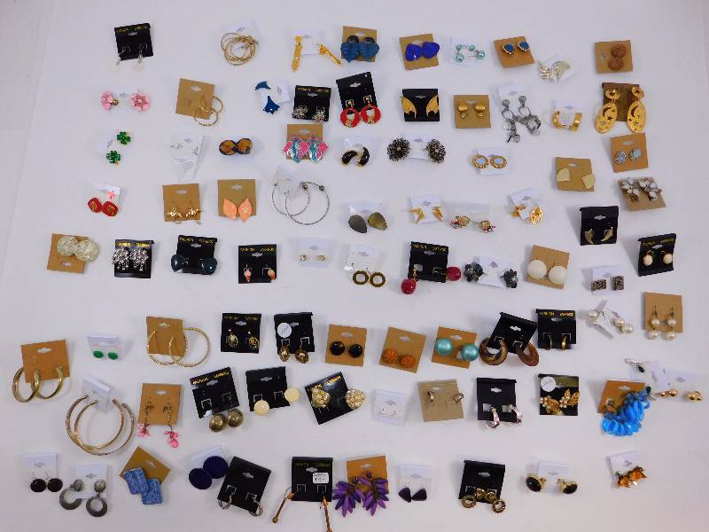 lot 22 image: Lot of jewelry
