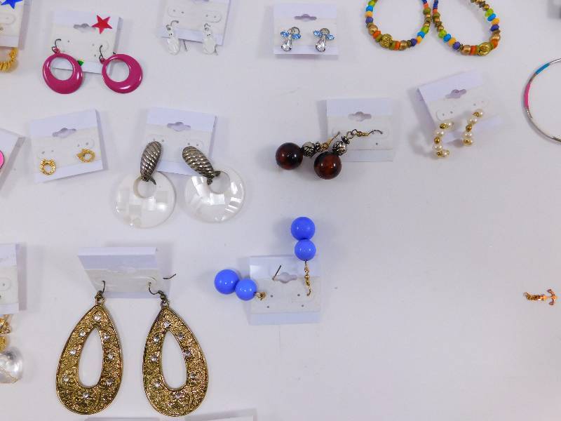 lot 23 image: Lot of jewelry