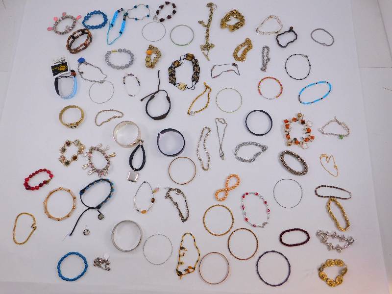 lot 24 image: Lot of jewelry