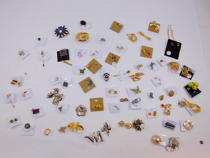lot 25 image: Lot of jewelry