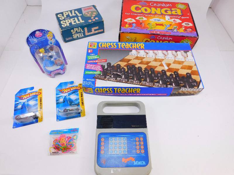 lot 27 image: Lot of games and other various items