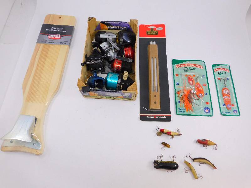 lot 36 image: Lot of fishing items