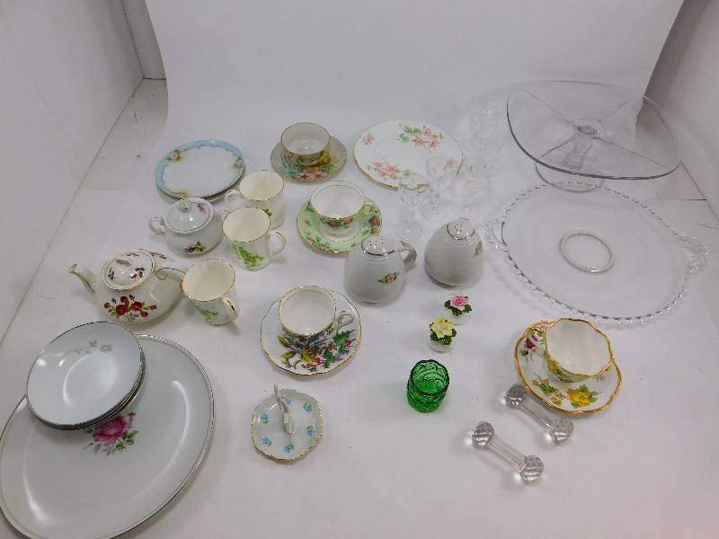 lot 44 image: Lot of Vintage China and Crystal Items