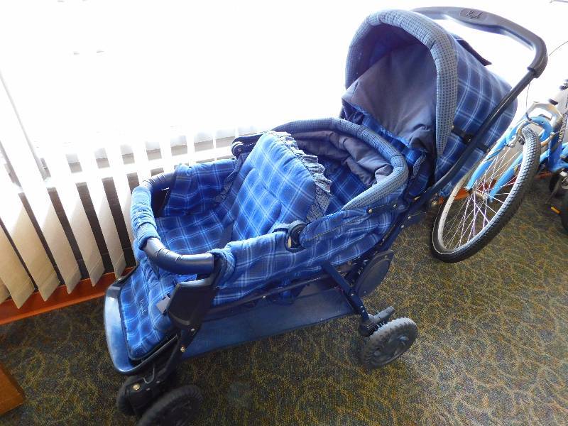 lot 51 image: Stroller for 2