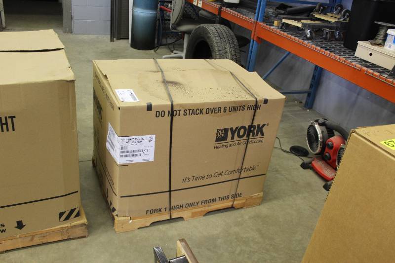 lot 14 image: York 3.0T R22  AC Unit New In Factory Crate