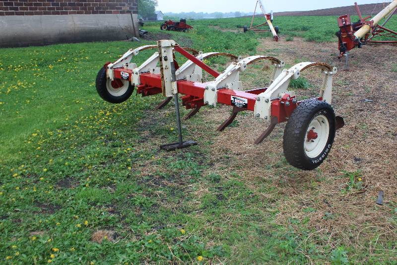 lot 96 image: Tebben Deep Till Three Point Hitch Mount. Model DT3S-30