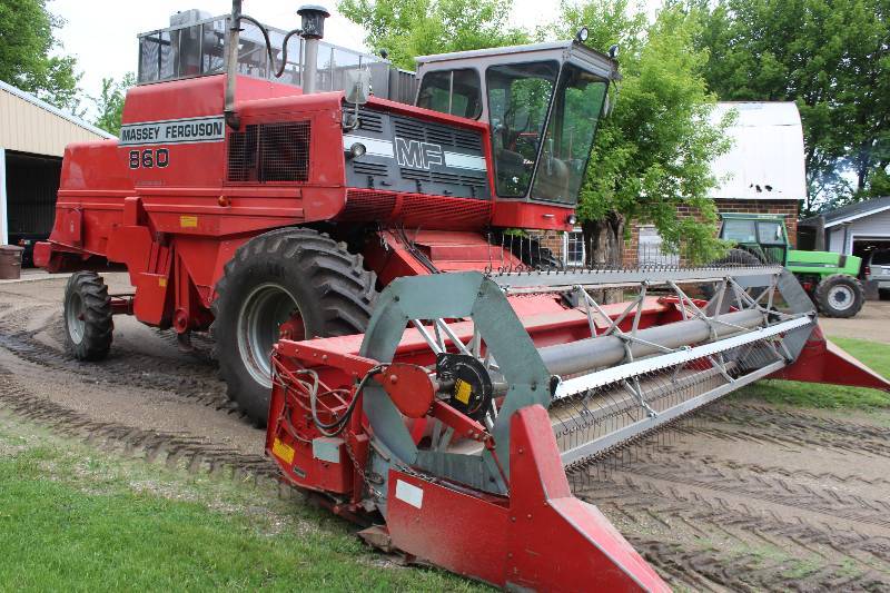 lot 83 image: Massey Ferguson 860 Combine