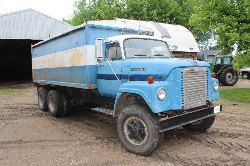 lot 84 image: 1972 International FleetStar 1910 Grain Truck
