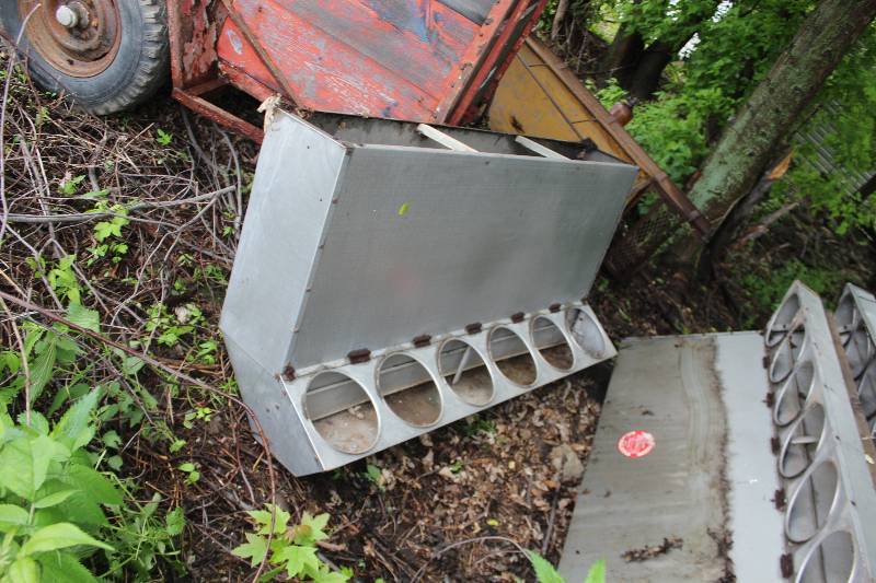 lot 105 image: Lot of (5) Hog Feeders