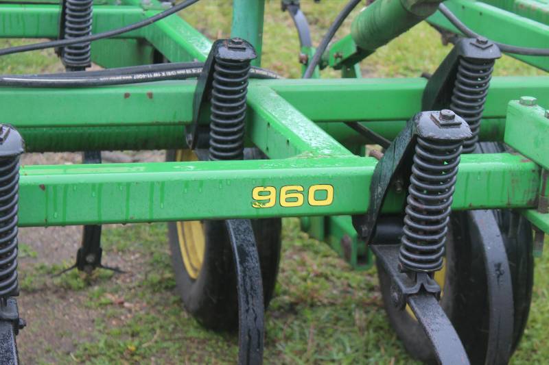 John Deere 960 Series Integral Field Cultivator with Bulk Fertilizer