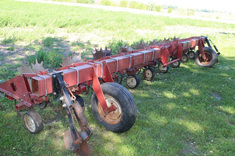 lot 97 image: 8 Row30 Inch Cultivator with Rolling shields - Three Point Hitch Mount