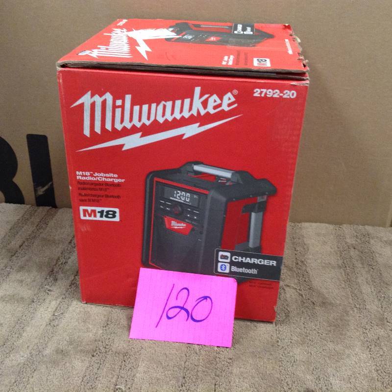 Milwaukee M18 Jobsite RadioCharger