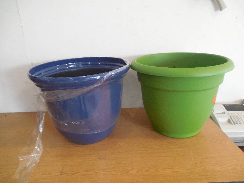 lot 68 image: 2 PLANTER  FLOWER POTS