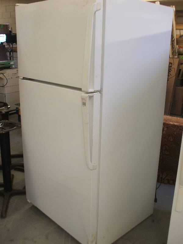 lot 4 image: AMANA REFRIGERATOR FREEZER