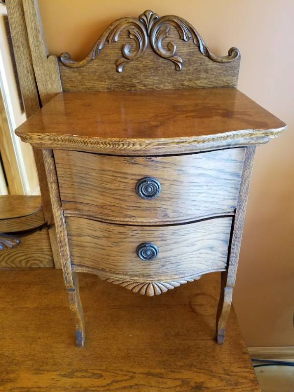 lot 24 image: A VICTORIAN OAK GENTLEMANS DRESSER