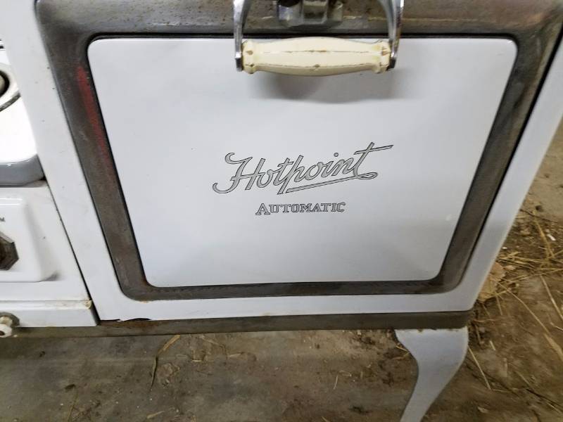 lot 40 image: Hotpoint Automatic Electric 3-Burner Stove,Circa 1920-1935
